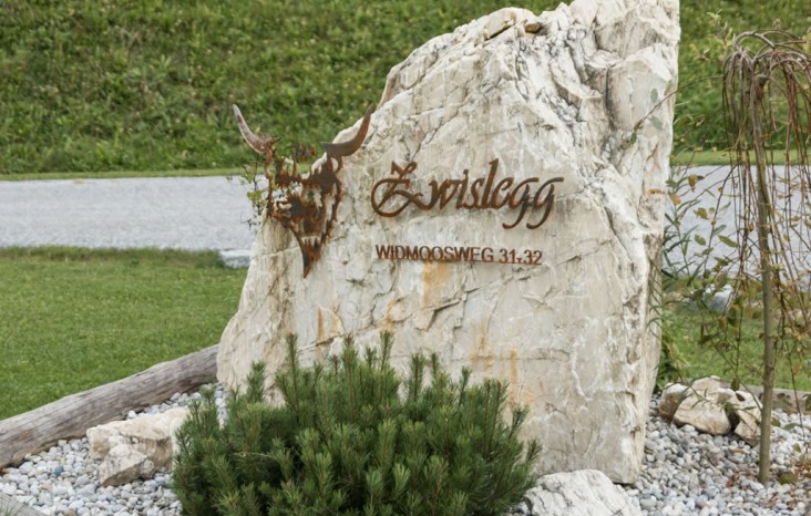 Zwislegg-Logo auf Stein in der Zufahrt