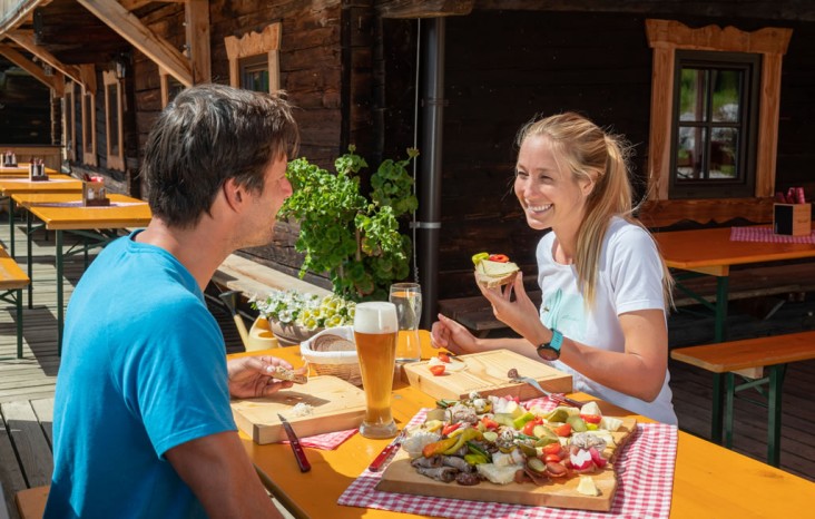 Paar beim Jausnen auf der Alm © wagrain-kleinarl-tourismus-lorenz-masser