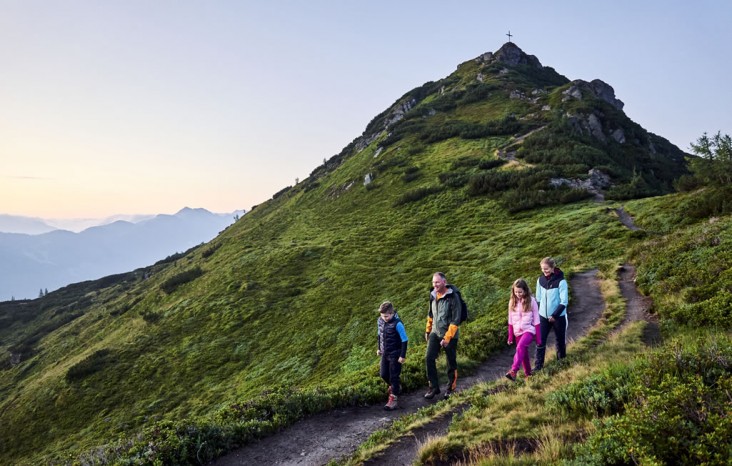 Familie fröhlich beim Abstieg © Armin-Walcher